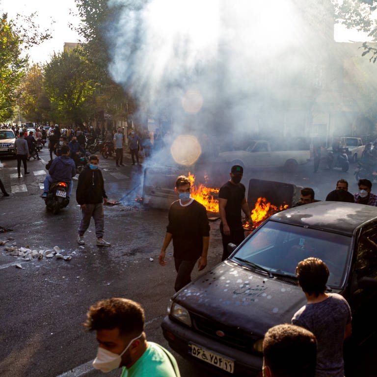 Auf diesem Foto sind brennende Gegenstände und Protestanten zu sehen. Die Proteste richten sich gegen das Regime, nach dem Tod der 22-jährigen Mahsa Amini in Haft (Foto: dpa Bildfunk, picture alliance/dpa/AP | Uncredited)
