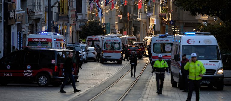 Polizeifahrzeuge und Krankenwagen stehen am Ort einer Explosion auf der beliebten Fußgängerzone Istiklal. Es gebe Verletzte und Tote, twitterte der Gouverneur Istanbuls, Ali Yerlikaya, am Sonntag (Foto: dpa Bildfunk, picture alliance/dpa/AP | Francisco Seco)