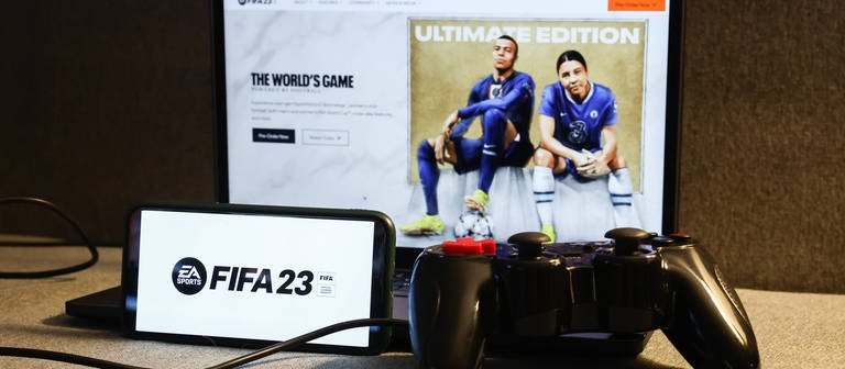 FIFA 23 Photo Illustrations FIFA 23 website displayed on a laptop screen, FIFA 23 logo displayed on a phone screen and a gamepad are seen in this illustration photo taken in Krakow, Poland on August 23, 2022.  (Foto: IMAGO, IMAGO / NurPhoto)