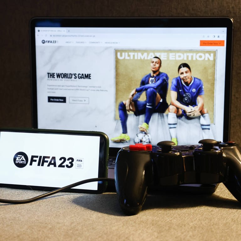 FIFA 23 Photo Illustrations FIFA 23 website displayed on a laptop screen, FIFA 23 logo displayed on a phone screen and a gamepad are seen in this illustration photo taken in Krakow, Poland on August 23, 2022.  (Foto: IMAGO, IMAGO / NurPhoto)