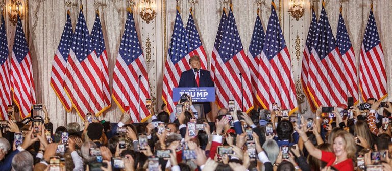 Ex-US-Präsident steht am Podium vor amerikanischen Flaggen (Foto: IMAGO, IMAGO/USA TODAY Network)