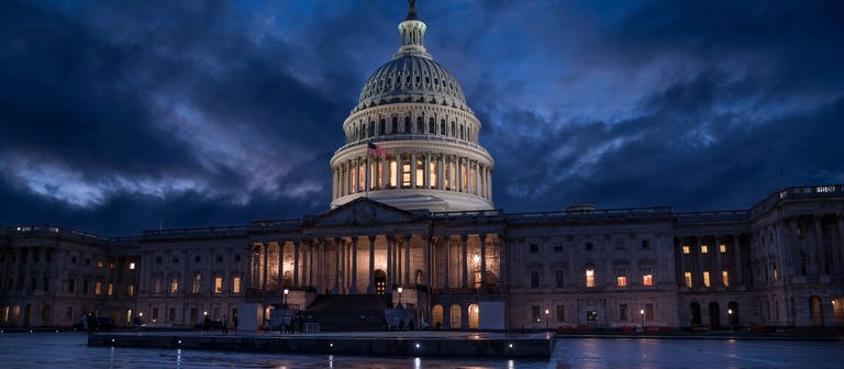 Das Kapitol der Vereinigten Staaten, der Sitz des Kongresses, ist in den Abendstunden beleuchtet.  (Foto: dpa Bildfunk, picture alliance/dpa/AP | J. Scott Applewhite)