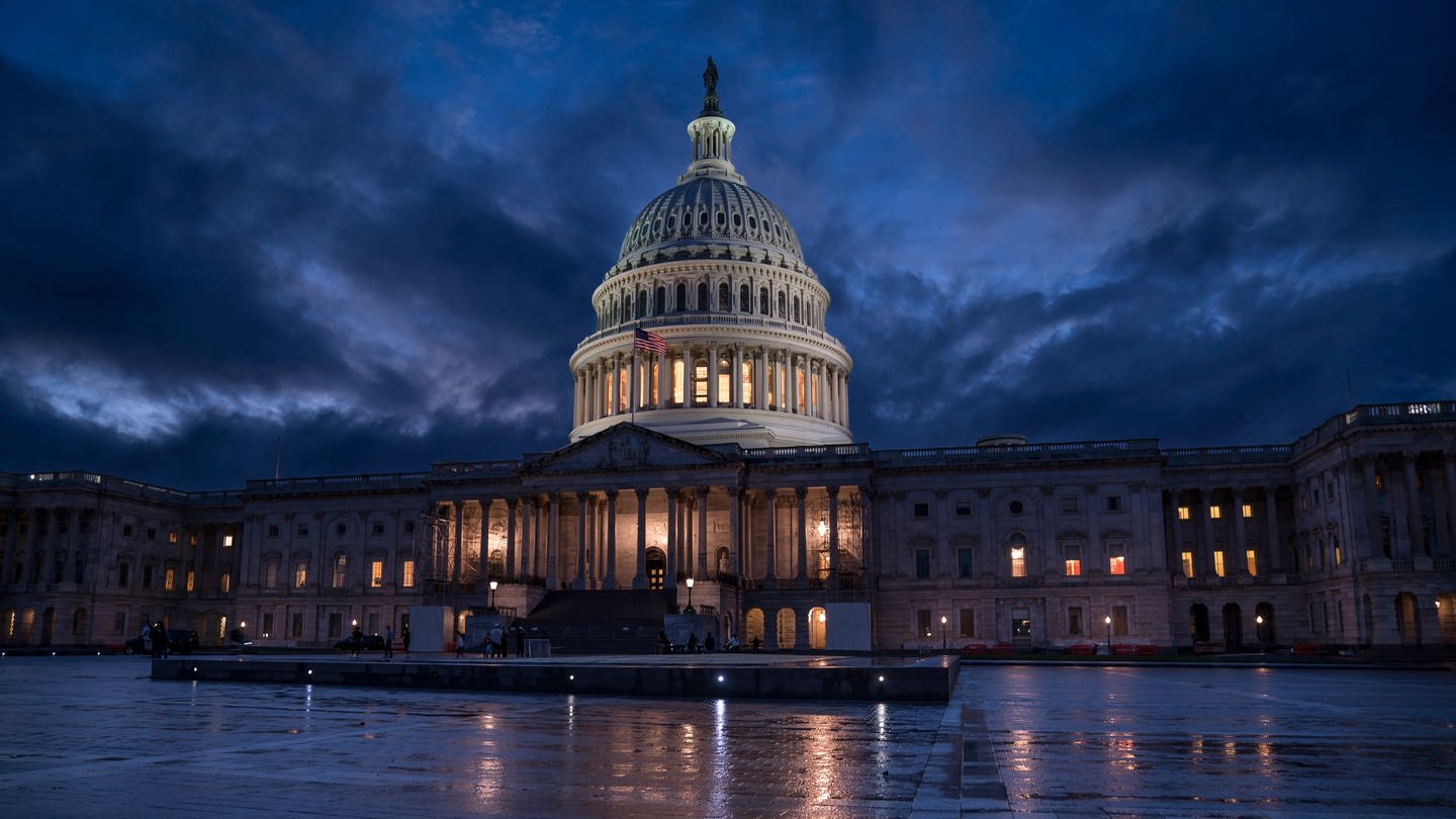 Das Kapitol der Vereinigten Staaten, der Sitz des Kongresses, ist in den Abendstunden beleuchtet. (Foto: dpa Bildfunk, picture alliance/dpa/AP | J. Scott Applewhite)