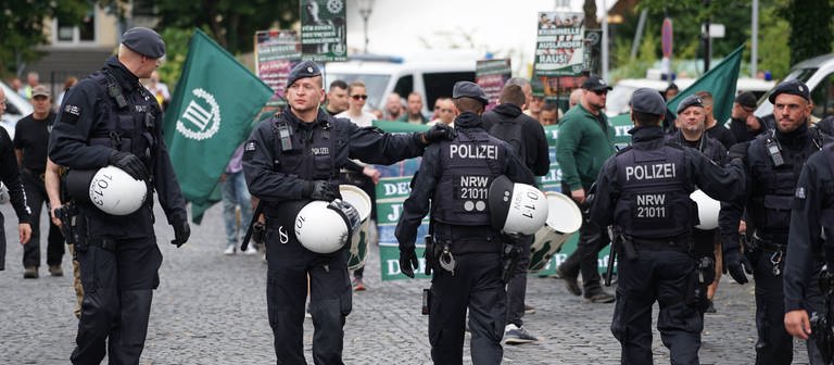 Rechte Demo Dritter Weg mit Polizei (Foto: IMAGO, IMAGO / Kay-Helge Hercher)
