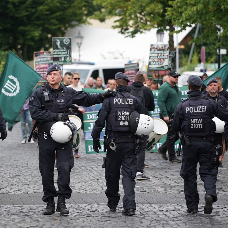 Rechte Demo Dritter Weg mit Polizei (Foto: IMAGO, IMAGO / Kay-Helge Hercher)