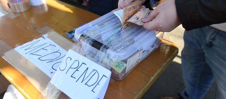 Box für Geldspende Ukraine (Foto: picture-alliance / Reportdienste, picture alliance/dpa | Felix Hörhager)