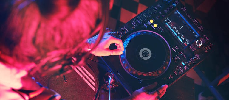 DJ mit Kopfhörern und DJ-Pult (Foto: SWR DASDING, IMAGO / Addictive Stock)