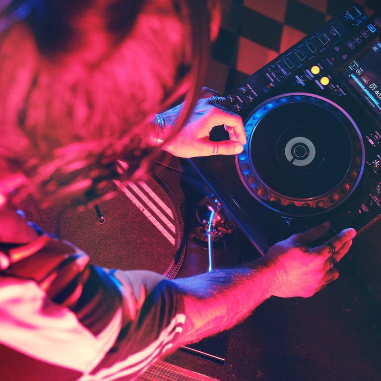 DJ mit Kopfhörern und DJ-Pult (Foto: DASDING, IMAGO / Addictive Stock)