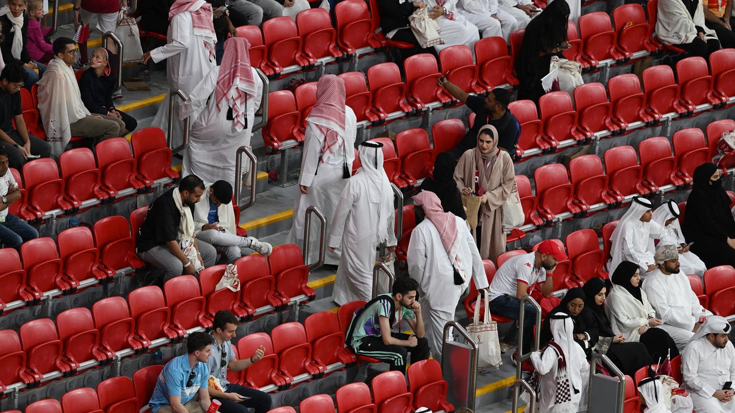 Fans von Katar verlassen Stadion beim Eröffnungsspiel