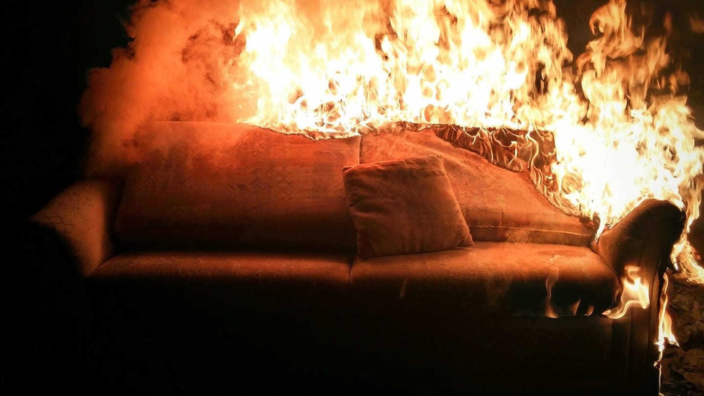 Sofa steht in Flammen (Symbolbild)