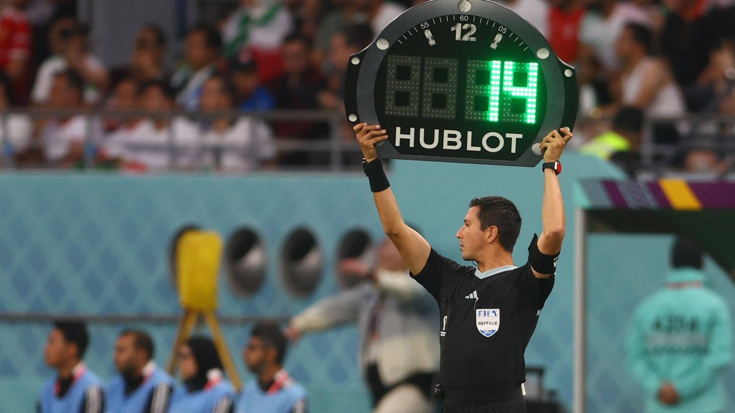 Fußball-Wm in Katar: Schiedsrichter hält Tafel mit Nachspielzeit in die Luft