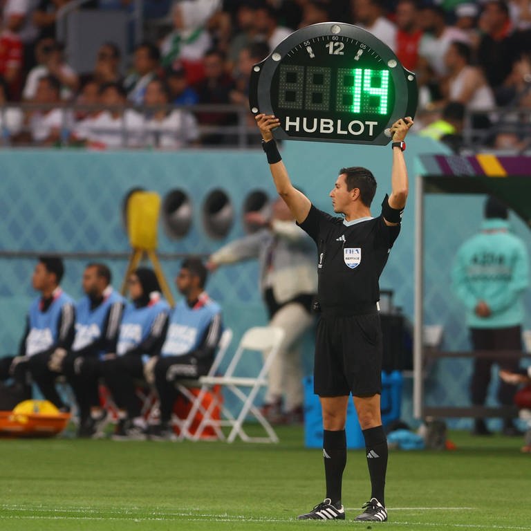 Fußball-Wm in Katar: Schiedsrichter hält Tafel mit Nachspielzeit in die Luft (Foto: DASDING, IMAGO / Shutterstock - Kieran McManus)