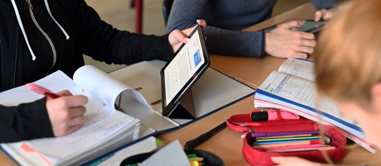 Realschüler einer zehnten Klasse der Gemeinschaftsschule Ernst-Reuter-Schule arbeiten in einer Unterrichtsstunde mit Tablets. (Foto: dpa Bildfunk, picture alliance/dpa | Uli Deck)