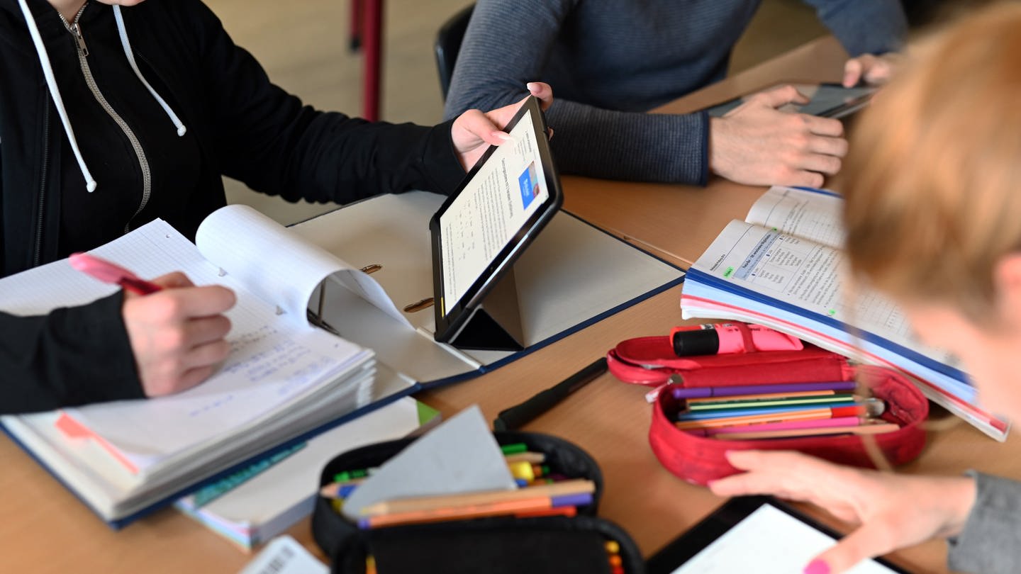 Realschüler einer zehnten Klasse der Gemeinschaftsschule Ernst-Reuter-Schule arbeiten in einer Unterrichtsstunde mit Tablets.