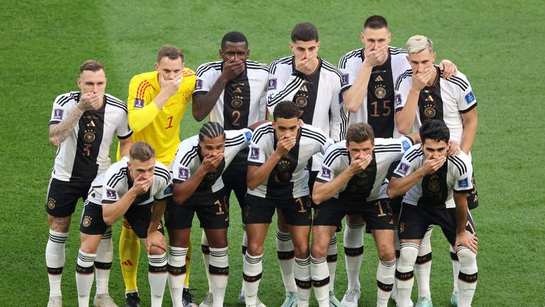 Deutsche Nationalspieler halten sich den Mund zu. (Foto: REUTERS)