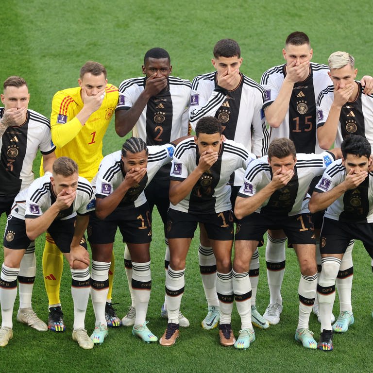Deutsche Nationalspieler halten sich den Mund zu. (Foto: REUTERS)