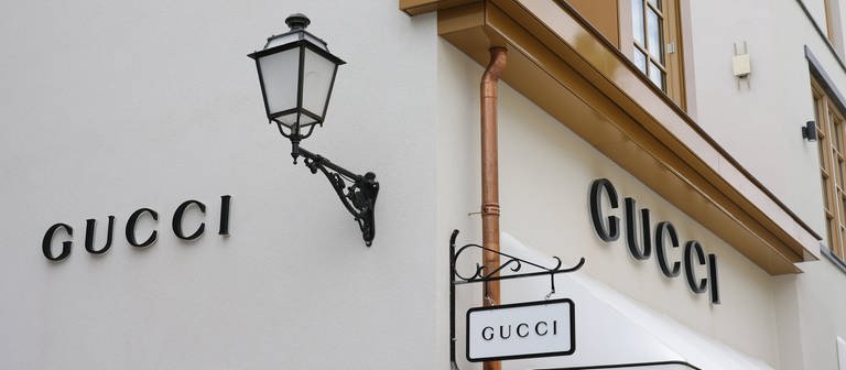 Das Gucci-Logo auf einem Store in Roermond in den Niederlanden. (Foto: IMAGO, Ralf Ibing / Snowfield Photography)