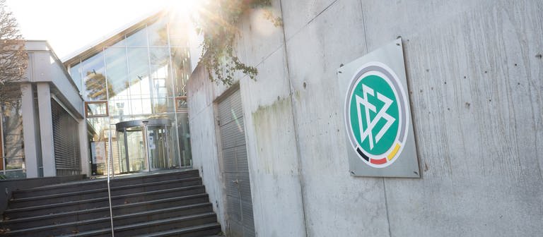 Das Logo des DFB hängt an der Zentrale des Deutschen Fußball-Bundes in Frankfurt am Main. (Foto: dpa Bildfunk, picture alliance/dpa | Sebastian Gollnow)