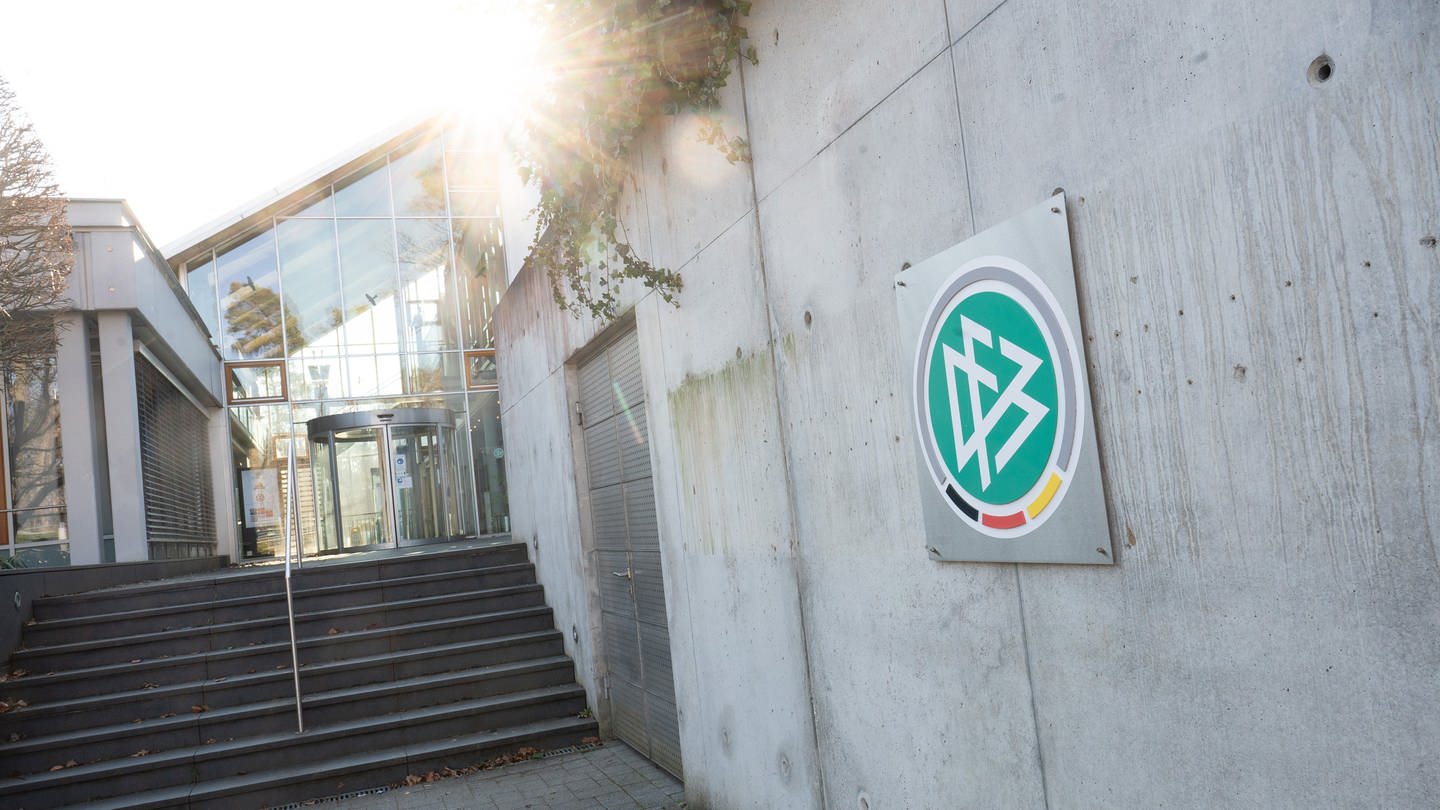 Das Logo des DFB hängt an der Zentrale des Deutschen Fußball-Bundes in Frankfurt am Main.