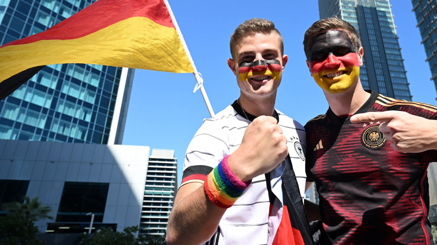 Fußball, WM 2022 in Katar, die Deutschland-Fans Bengt (l) und Jan Kunkel stehen bei der Mobilen Fan-Botschaft des DFB in Doha. Bengt Kunkel wurde ein Regenbogen-Armband in einem Stadion abgenommen.