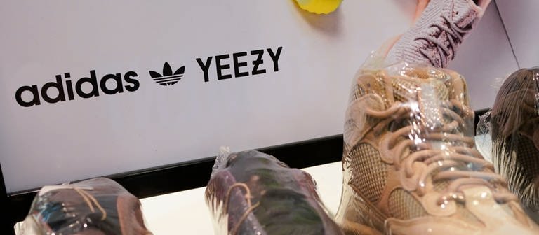 Ein Schild wirbt für Yeezy-Schuhe von Adidas bei Kickclusive, einem Sneaker-Wiederverkaufsladen. (Foto: dpa Bildfunk, picture alliance/dpa/AP | Seth Wenig)
