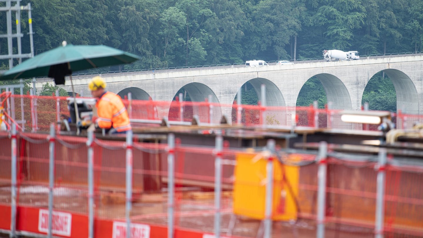 Arbeiter stehen auf der Baustelle der Filstalbrücke, die Teil des Bahnprojektes Stuttgart 21 ist, vor der Todsburgbrücke, über die die A8 führt. (Foto: dpa Bildfunk, Picture Alliance)