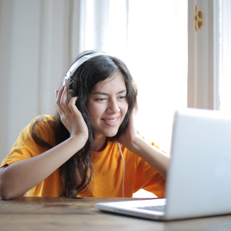 Mädchen sitzt mit Kopfhörer vor Laptop (Foto: Pexels / Andrea Piacquadio)