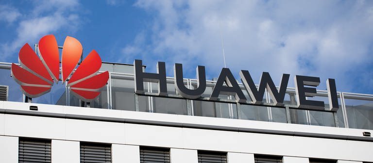 Huawei Logo auf Gebäude (Foto: picture-alliance / Reportdienste, picture alliance/dpa | Rolf Vennenbernd)