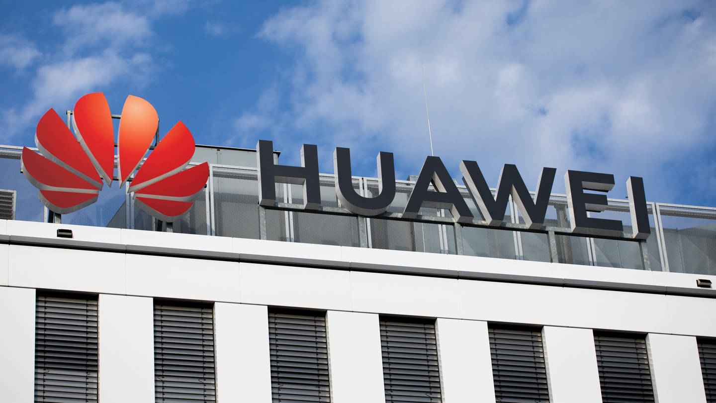 Huawei Logo auf Gebäude