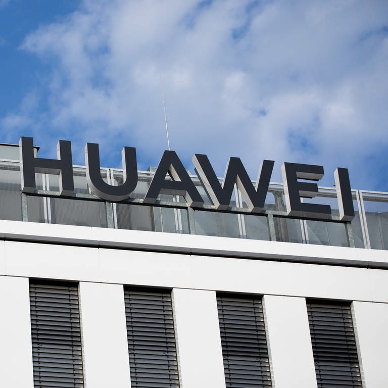 Huawei Logo auf Gebäude (Foto: picture-alliance / Reportdienste, picture alliance/dpa | Rolf Vennenbernd)