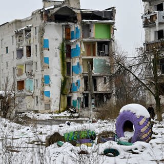 Verschneiter und zerstörter Ort in der Ukraine (Foto: picture-alliance / Reportdienste, picture alliance/dpa/BELGA | Pool Philip Reynaers)
