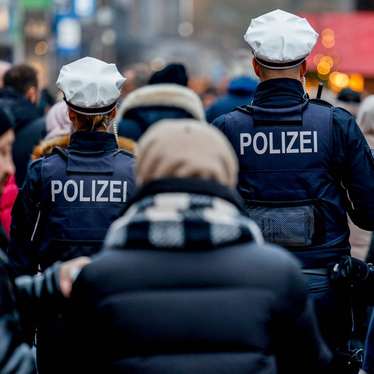 Polizisten gehen durch eine Menschenmasse in der Fußgängerzone (Foto: dpa Bildfunk, picture alliance/dpa | Axel Heimken)