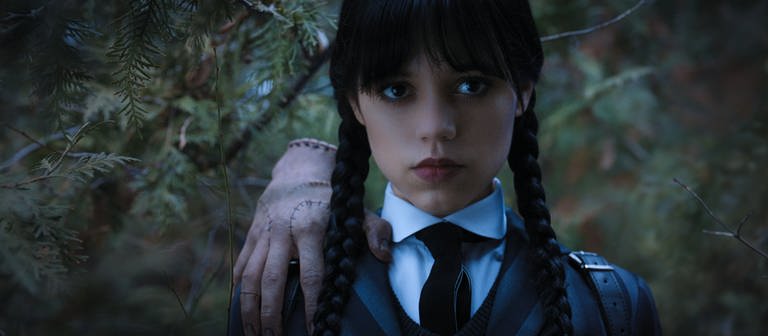 Das «Eiskalte Händchen» und Jenna Ortega als Wednesday Addams in einer Szene aus «Wednesday» (undatiert). Die neue Addams-Family-Serie ist auf dem Streamingdienst Netflix verfügbar. (Foto: dpa Bildfunk, picture alliance/dpa/Netflix | --)