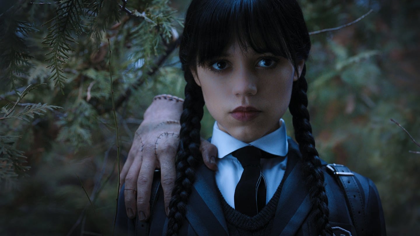 Das «Eiskalte Händchen» und Jenna Ortega als Wednesday Addams in einer Szene aus «Wednesday» (undatiert). Die neue Addams-Family-Serie ist auf dem Streamingdienst Netflix verfügbar.