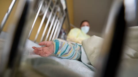 Ein am Respiratorischen Synzytial-Virus (RS-Virus oder RSV) erkrankter Patient liegt auf einer Kinderstation des Olgahospitals des Klinkums Stuttgart in einem Krankenbett. (Foto: dpa Bildfunk, picture alliance/dpa | Marijan Murat)