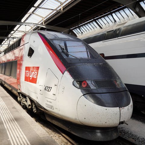 TGV im Bahnhof in Frankreich - aktuell streiken die Zugchefs bei der französischen Staatsbahn SNCF. (Foto: IMAGO, IMAGO / Geisser)