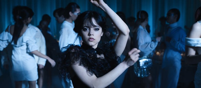 Schauspielerin Jenna Ortega in der Tanz-Szene in der Netflix-Serie "Wednesday". (Foto: dpa Bildfunk, picture alliance/dpa/W Courtesy of Netflix © 2022 | -)