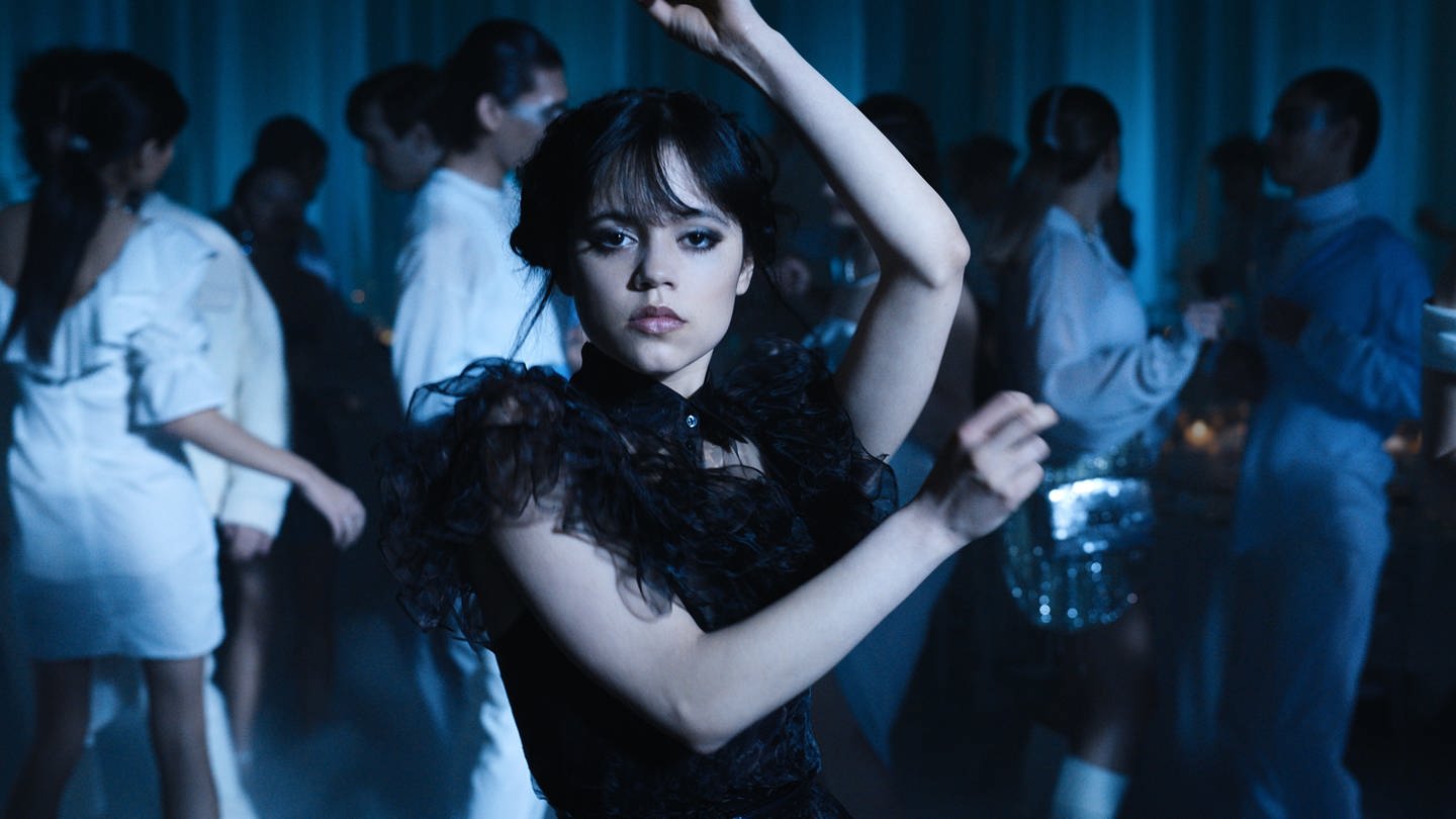 Schauspielerin Jenna Ortega in der Tanz-Szene in der Netflix-Serie 