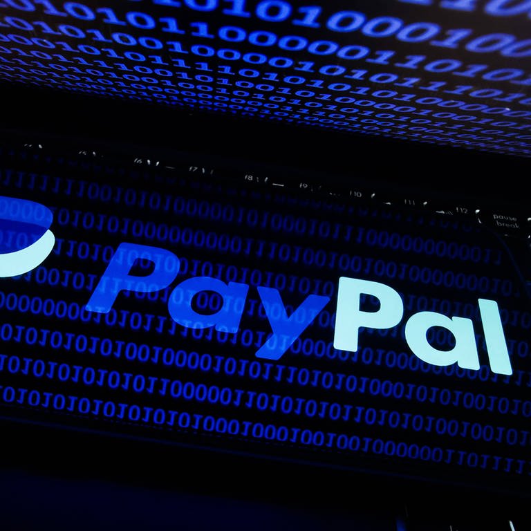 Internet Hacking Photo Illustrations PayPal logo displayed on a phone screen is seen with binary code displayed on a laptop screen in this illustration (Foto: dpa Bildfunk, IMAGO / NurPhoto)