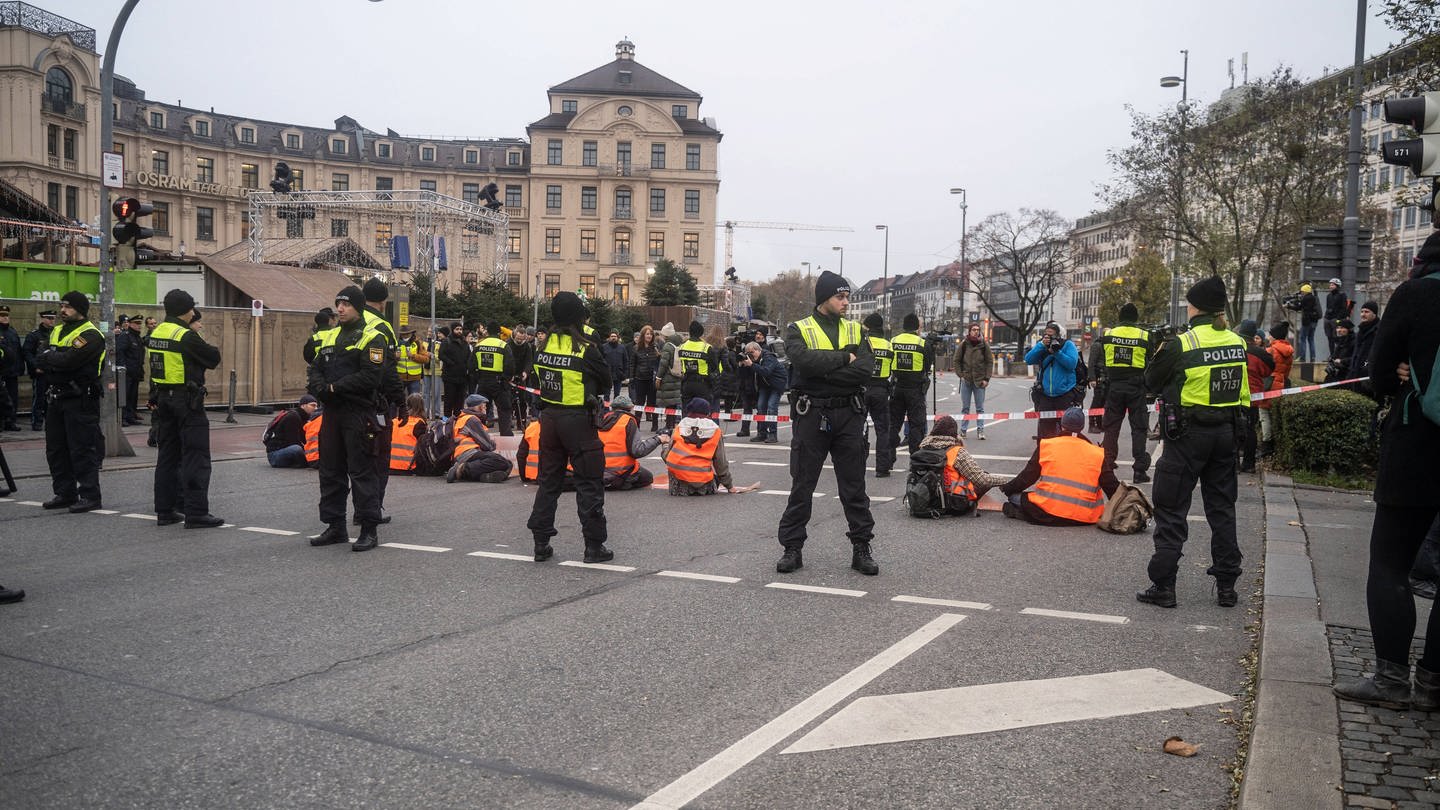 Klima-Aktivisten blockieren in München den Weg. (Foto: IMAGO, IMAGO / aal.photo)