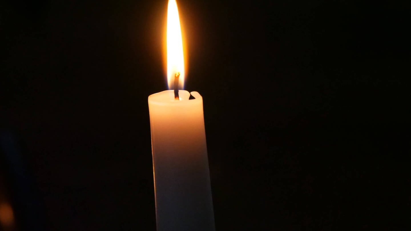 Foto einer brennenden Kerze