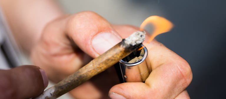Cannabis Joint an Feuerzeug (Foto: picture-alliance / Reportdienste, picture alliance/dpa | Christoph Soeder)