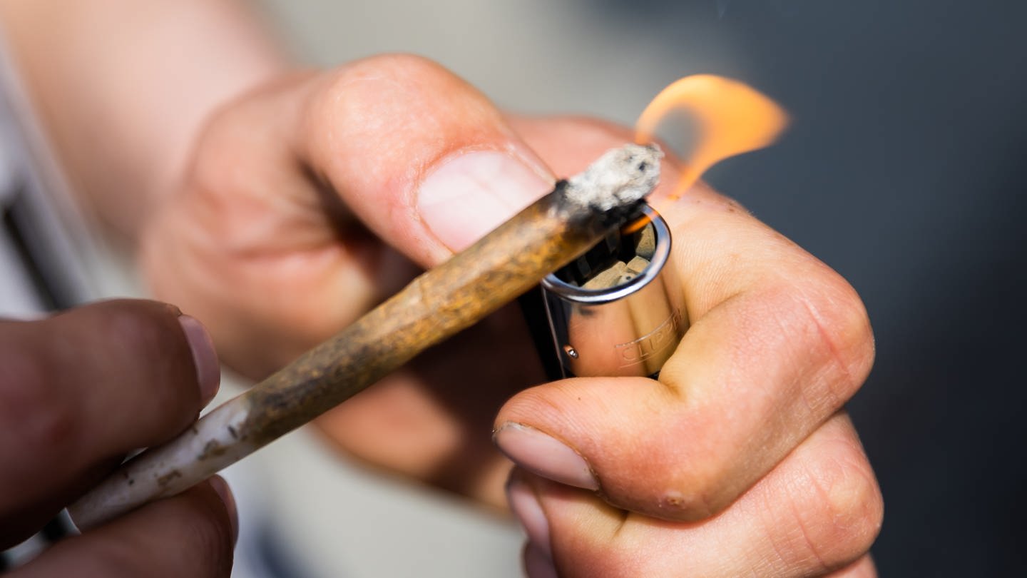 Cannabis Joint an Feuerzeug (Foto: picture-alliance / Reportdienste, picture alliance/dpa | Christoph Soeder)