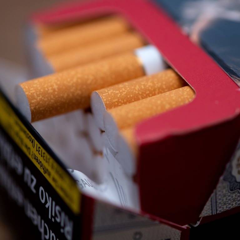 Zigaretten liegen auf einem Tisch. (Foto: dpa Bildfunk, picture alliance/dpa | Sven Hoppe)