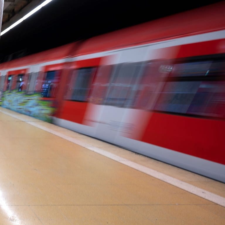 Mann in Bahnhof. S-Bahnen fahrer an ihm vorbei (Foto: dpa Bildfunk, picture alliance/dpa | Marijan Murat)