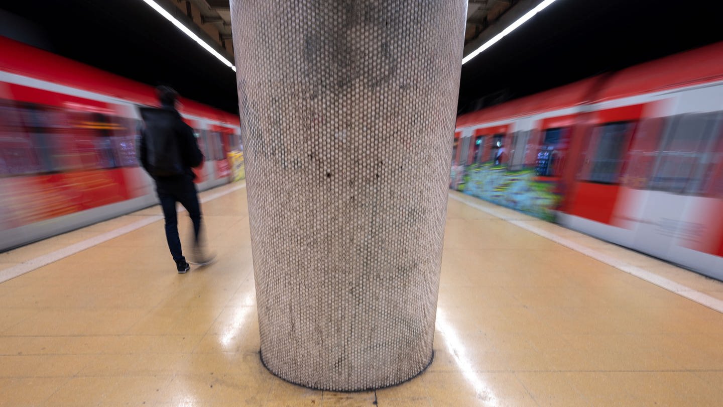 Mann in Bahnhof. S-Bahnen fahrer an ihm vorbei (Foto: dpa Bildfunk, picture alliance/dpa | Marijan Murat)