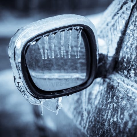 Gefrorener Autospiegel und Eiszapfen. Auf den Straßen wird wieder mit Galtteis gerechnet. (Symbolfoto) (Foto: IMAGO, IMAGO / Panthermedia)