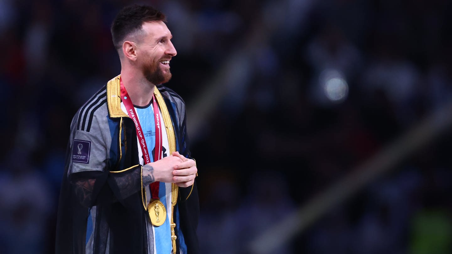 Fußball, WM 2022 in Katar, Argentinien - Frankreich, Finale, im Lusail Stadion, Argentiniens Lionel Messi steht mit einer Medaille bei der Siegerehrung.