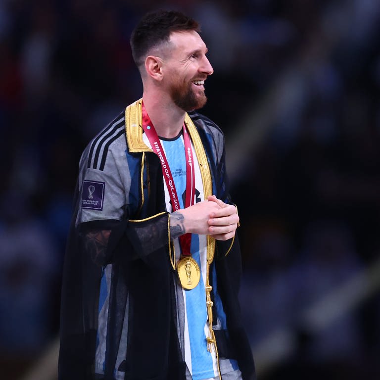 Fußball, WM 2022 in Katar, Argentinien - Frankreich, Finale, im Lusail Stadion, Argentiniens Lionel Messi steht mit einer Medaille bei der Siegerehrung. (Foto: dpa Bildfunk, picture alliance/dpa | Tom Weller)