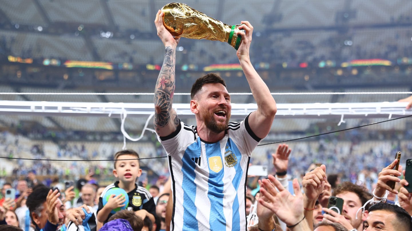 Fußball, WM 2022 in Katar, Argentinien - Frankreich, Finale, im Lusail Stadion, Argentiniens Lionel Messi lässt sich mit dem Weltmeisterpokal feiern.